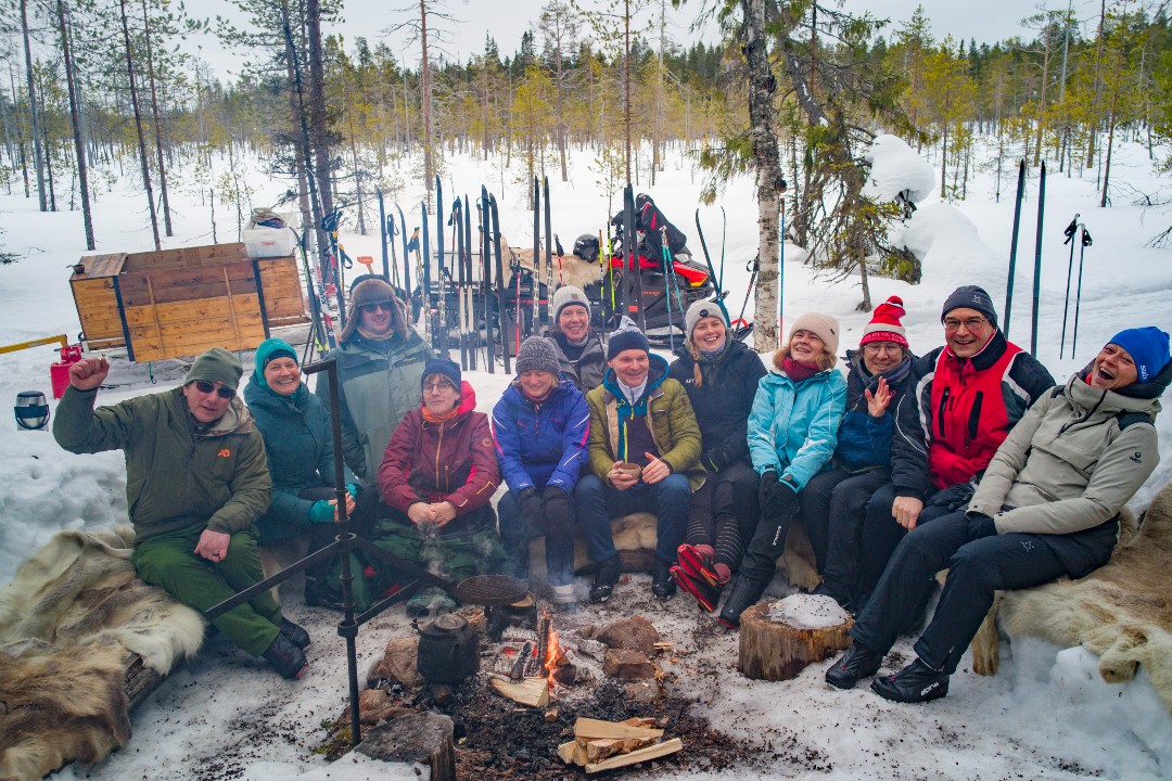 Hiihtoryhmä iloisena viimeisenä päivänä laavulla