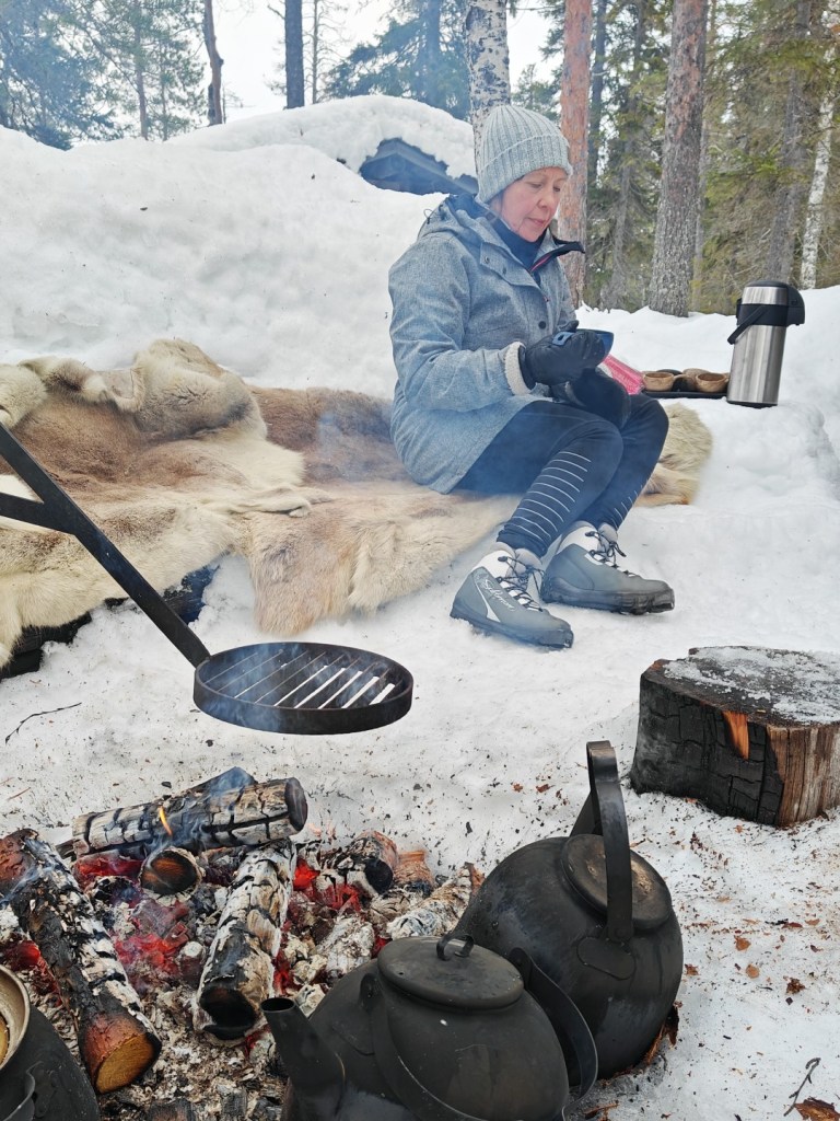 Äiti juomassa kuumaa mehua