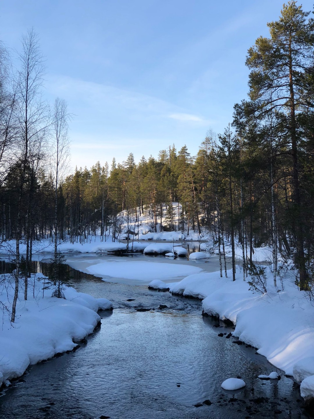 Jokimaisema sillalta lähellä Martinselkosen Eräkeskusta