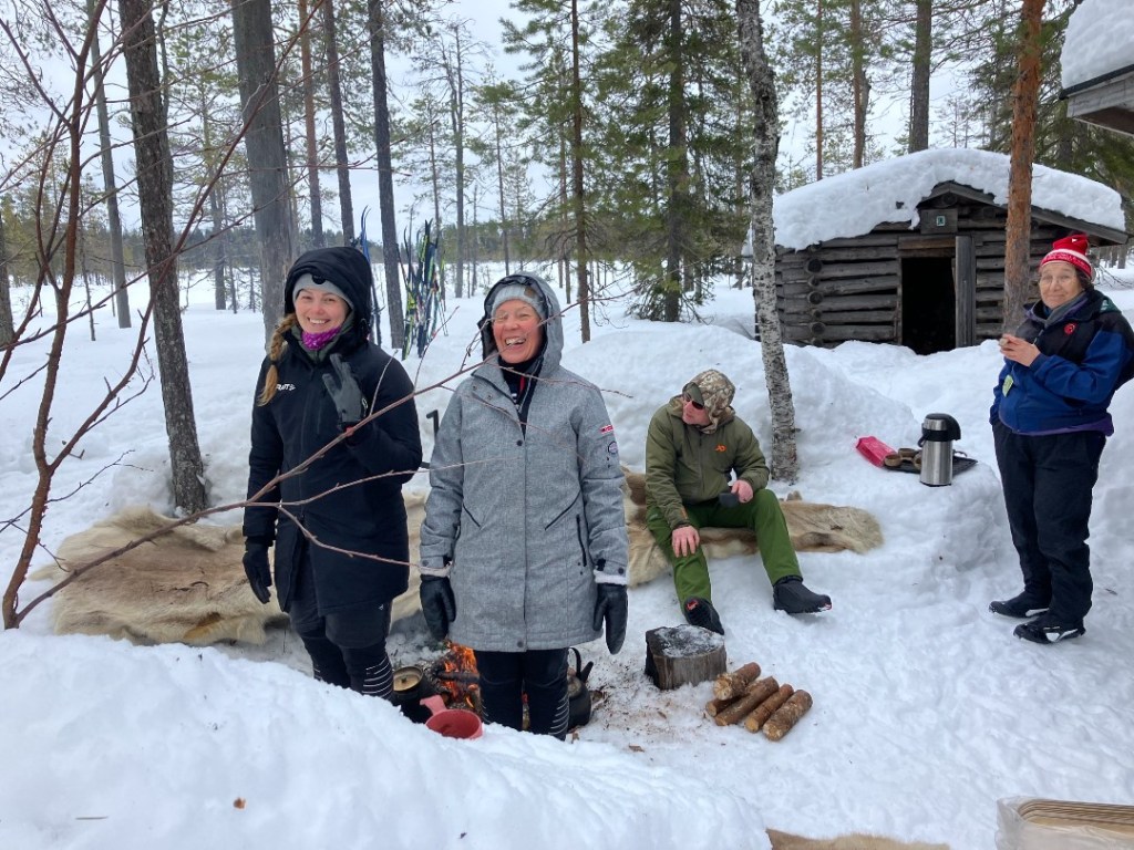 Lämmittelemässä nuotiolla