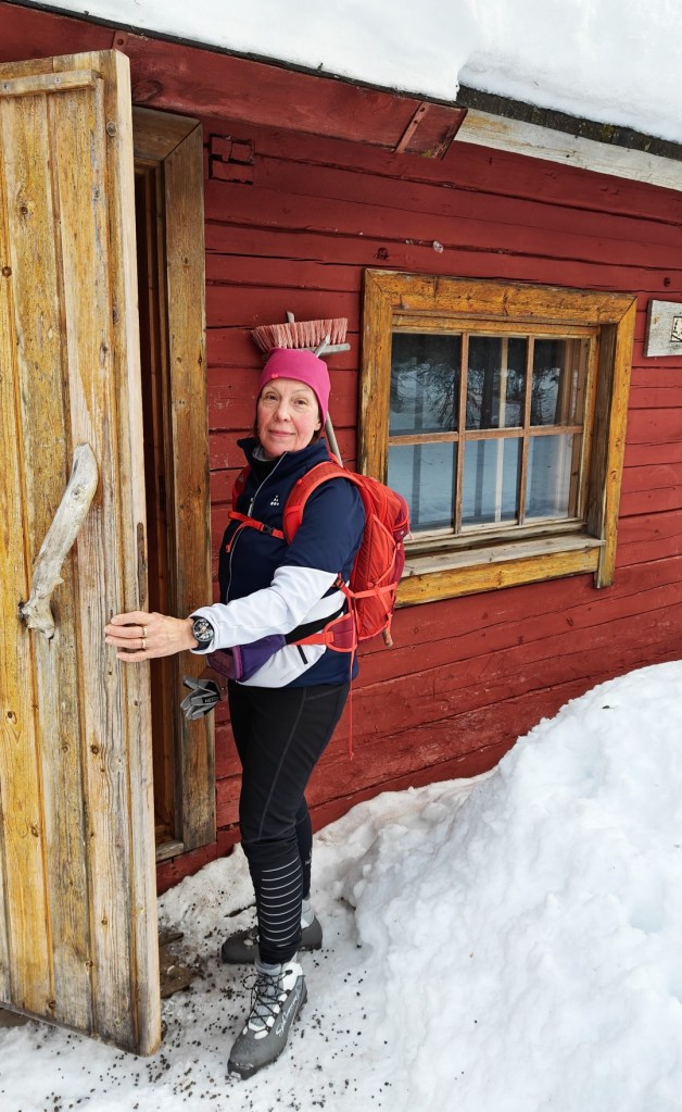 Äiti Särkänmajan ovella