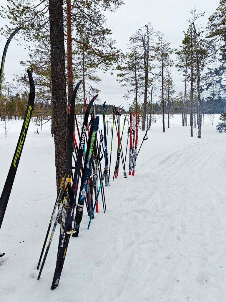 Sukset lumihangessa tauolla