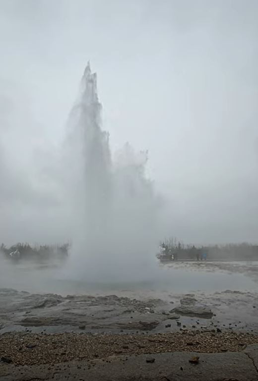 strokkur geysir purkautuu