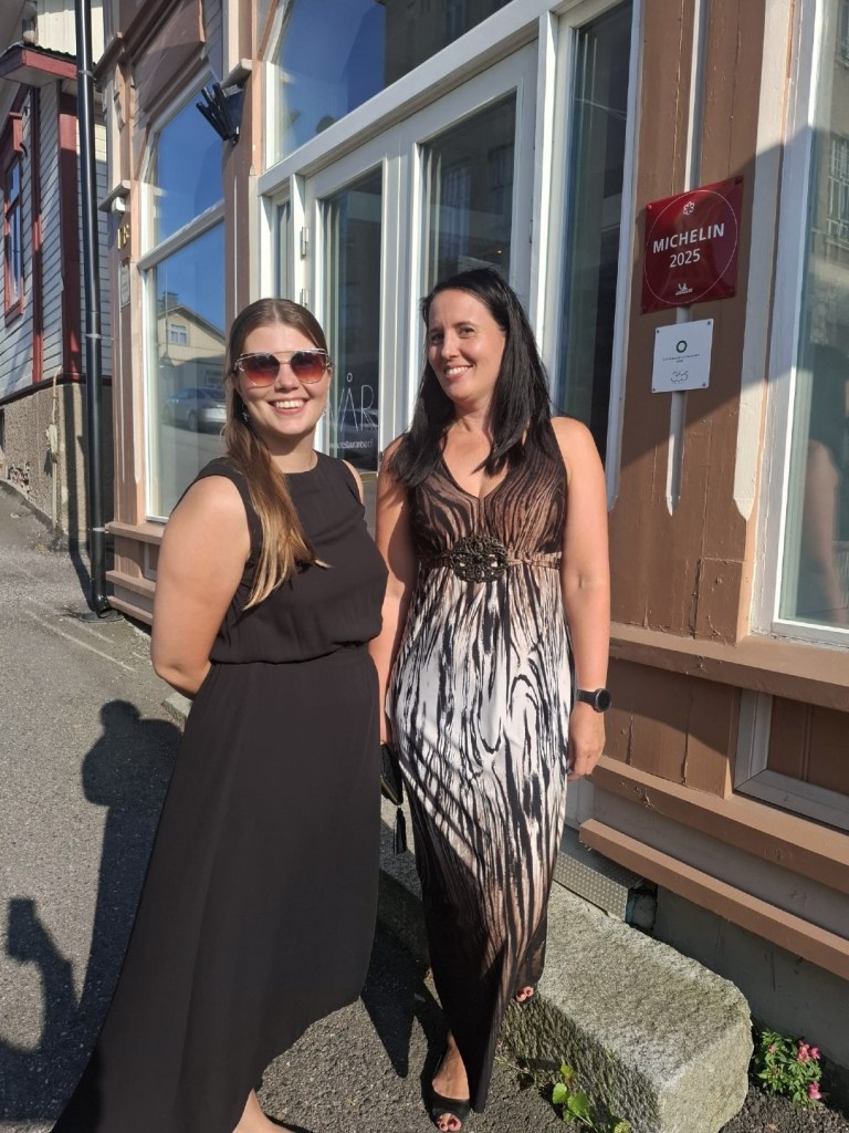 Vår ravintolan edustalla Michelin kyltin kanssa